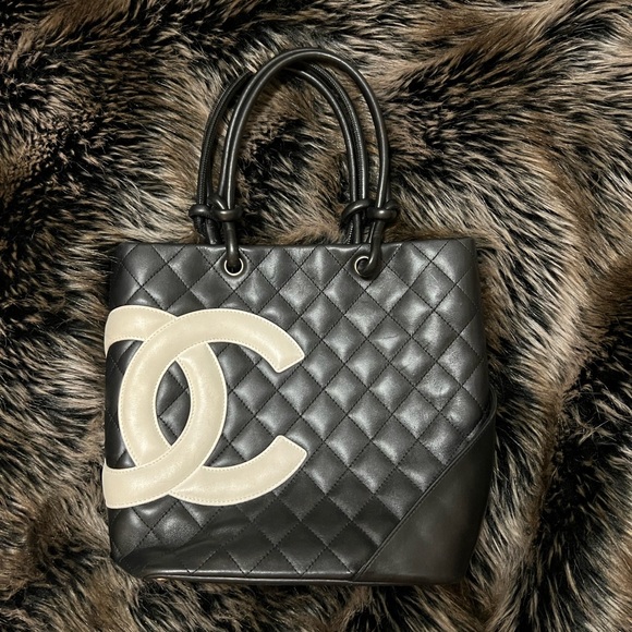 Chanel CC quilted tote with bright pink lining- RARE - Picture 2 of 11